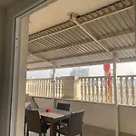 Center With Private Terrace 아파트 스코페