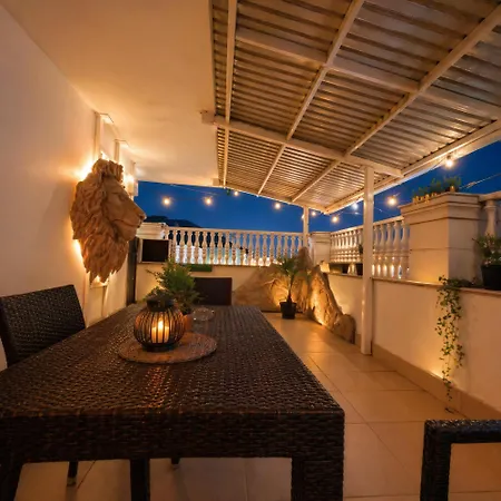 Center With Private Terrace Апартаменти